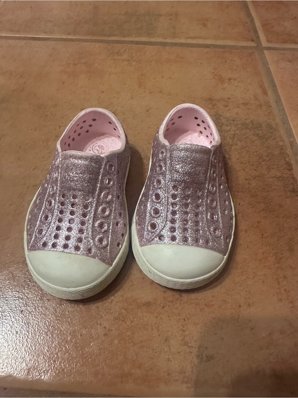 NATIVE Kids Glitter Slip-On Casual Shoes in Pink